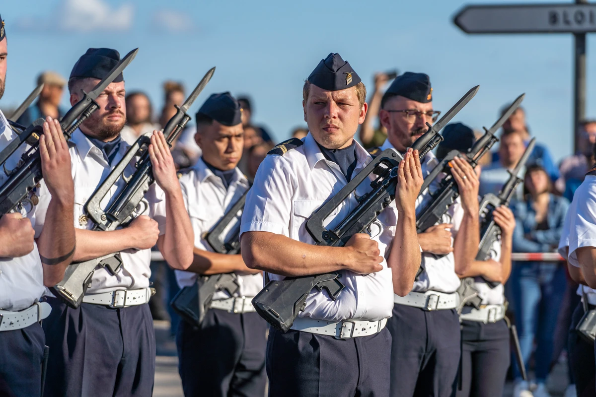 Des soldats de la base aérienne de Pruniers-en-Sologne au défilé du 14 juillet à Blois.