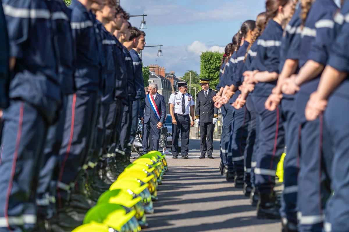 Les jeunes sapeurs-pompiers au défilé du 14 juillet à Blois.