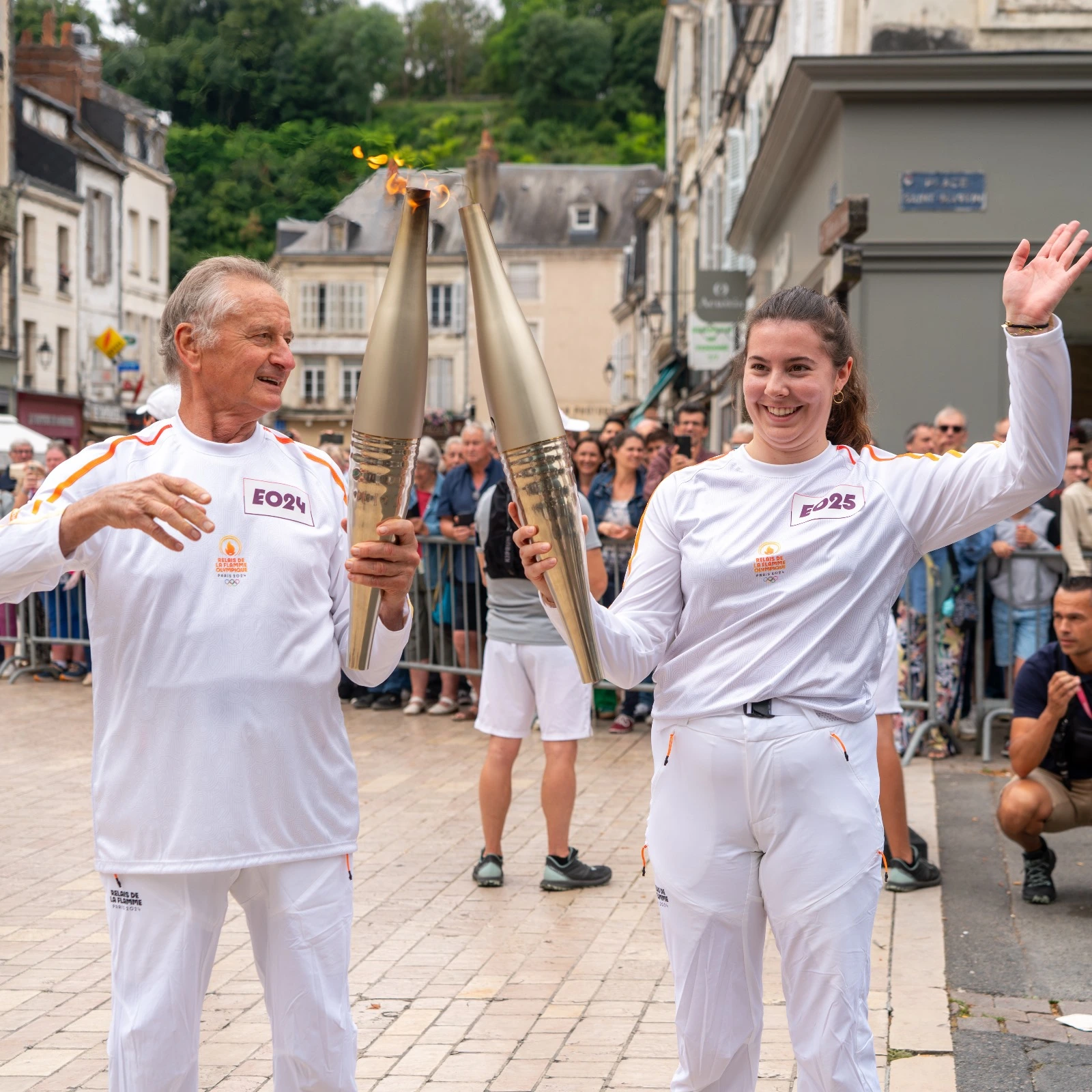 Passage de relais de la flamme olympique à Vendôme