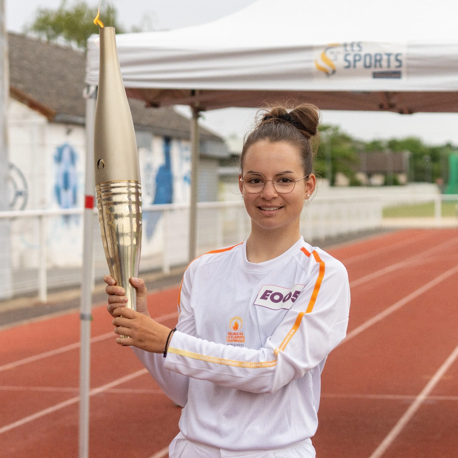 Clémence Chéreau portant la flamme olympique