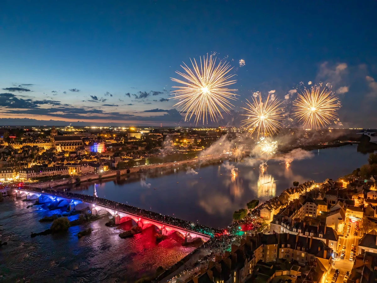 Feux d'artifice du 14 juillet vu du ciel à Blois