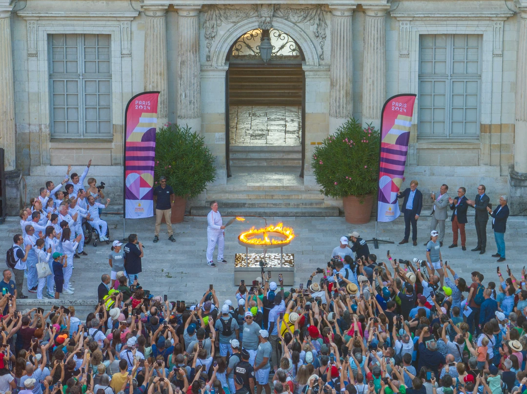 L'allumage du chaudron paralympique dans la cour du château de Blois qui boucle le passage de la flamme paralympique