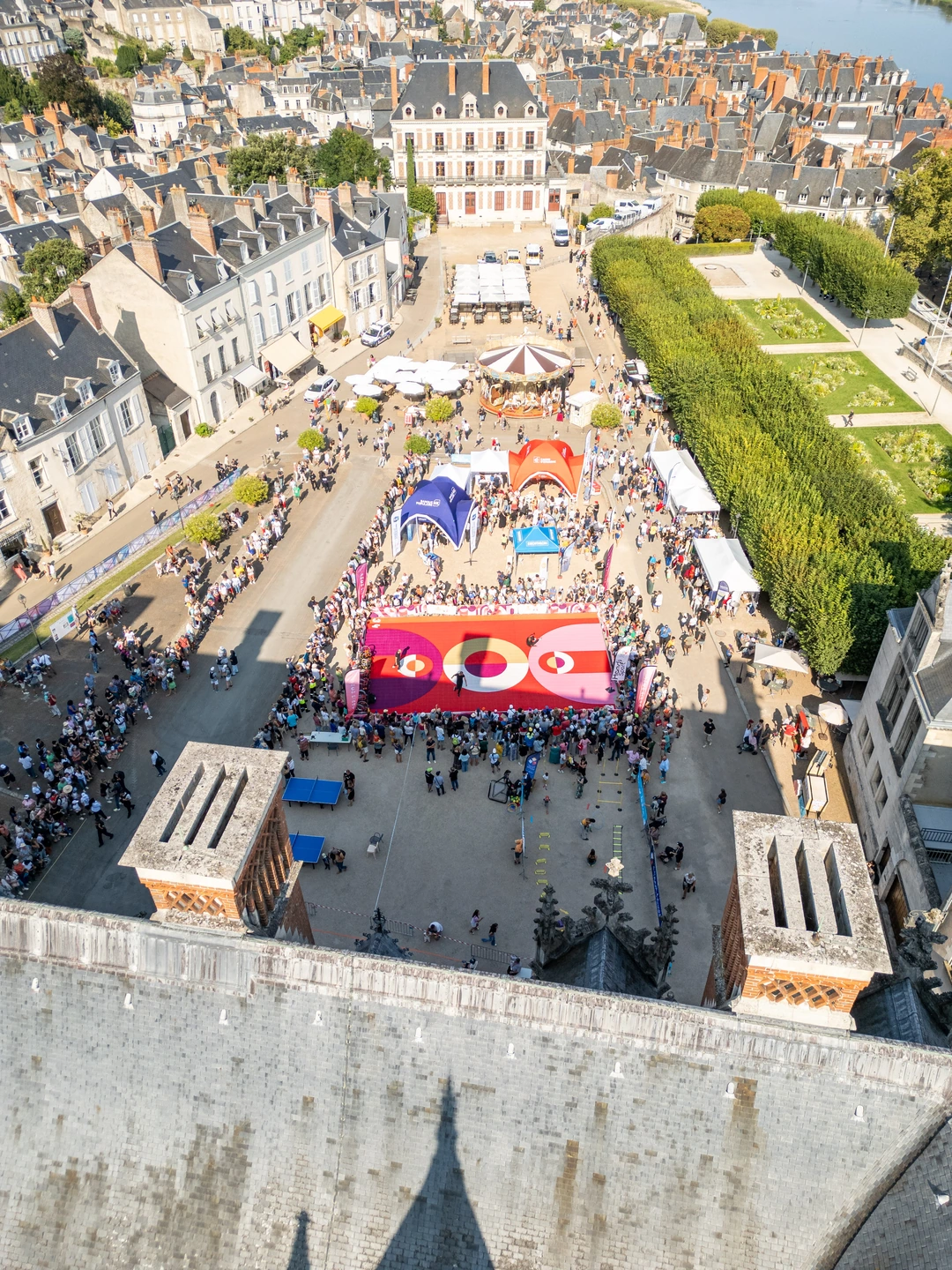 Ambiance sportive et festive dans le village installé par la ville lors du passage de la flamme paralympique