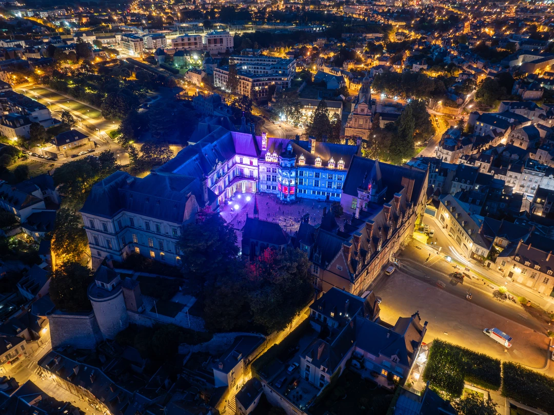 Le set DJ dans la cour du château de Blois pour clôturer le passage de la flamme paralympique